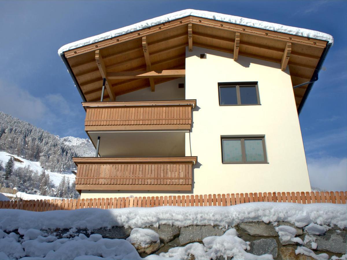 Berg' & Bluamen Appartements Stubai Нойштифт-им-Штубайталь Экстерьер фото